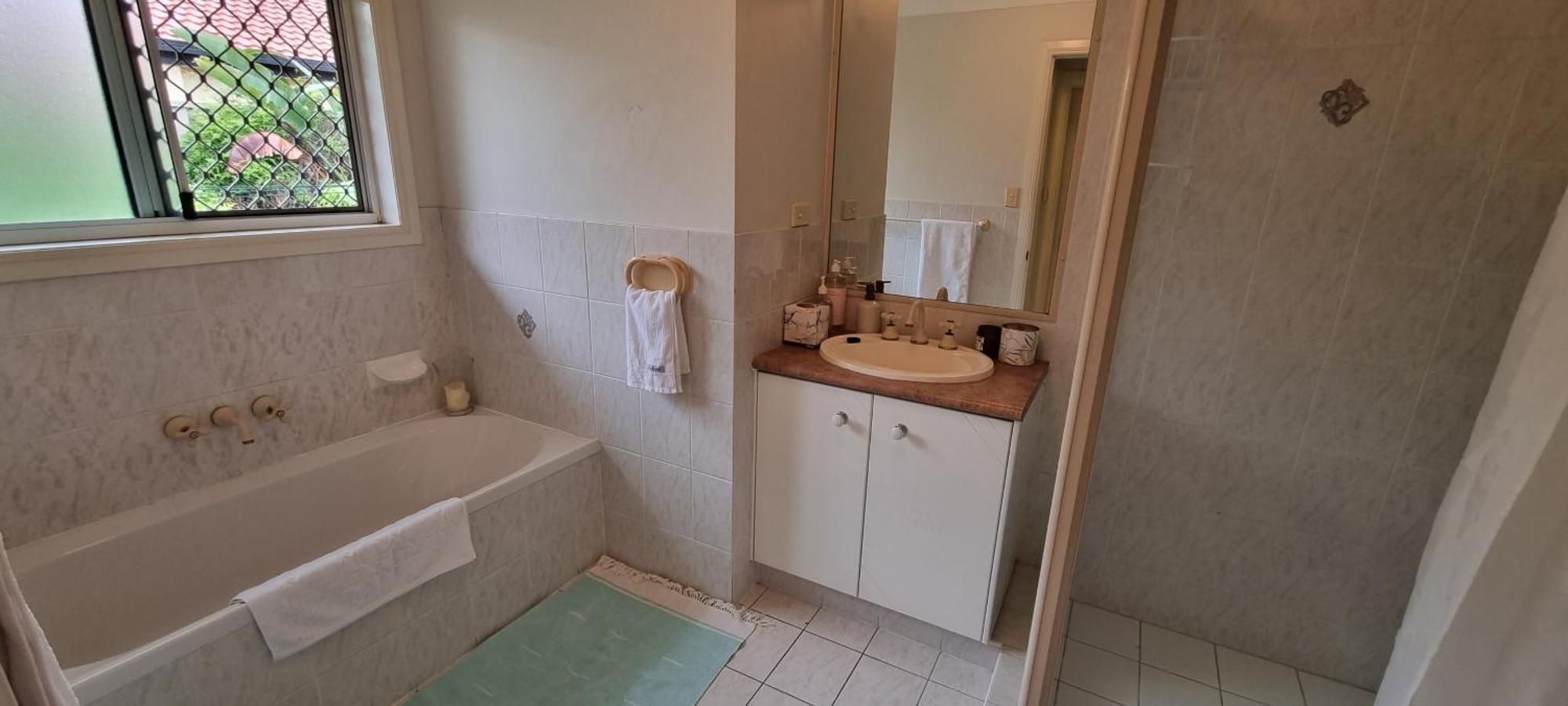 6 Bedroom House With Pool Holiday home Gold Coast