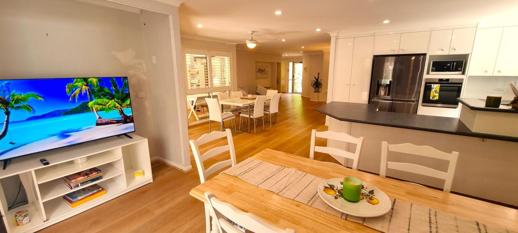 Holiday home 6 Bedroom House With Pool Gold Coast
