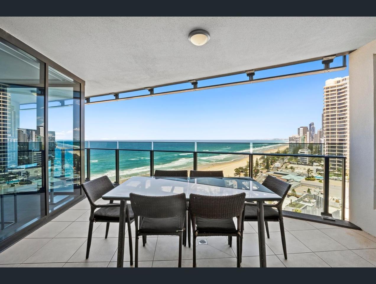 Soul Surfers Paradise: Oceanview Oasis Apartment