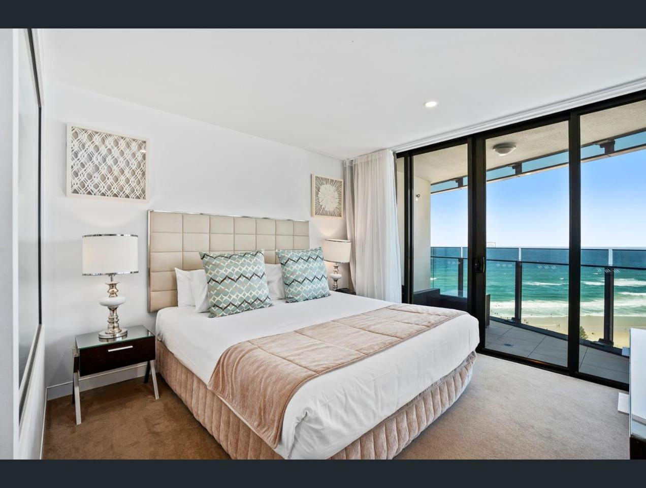 Soul Surfers Paradise: Oceanview Oasis Apartment