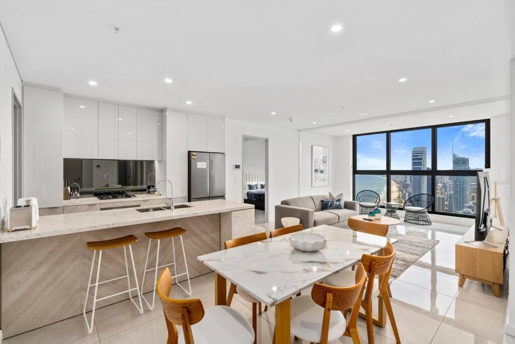 Ocean View 3bed In Surfers Apartment