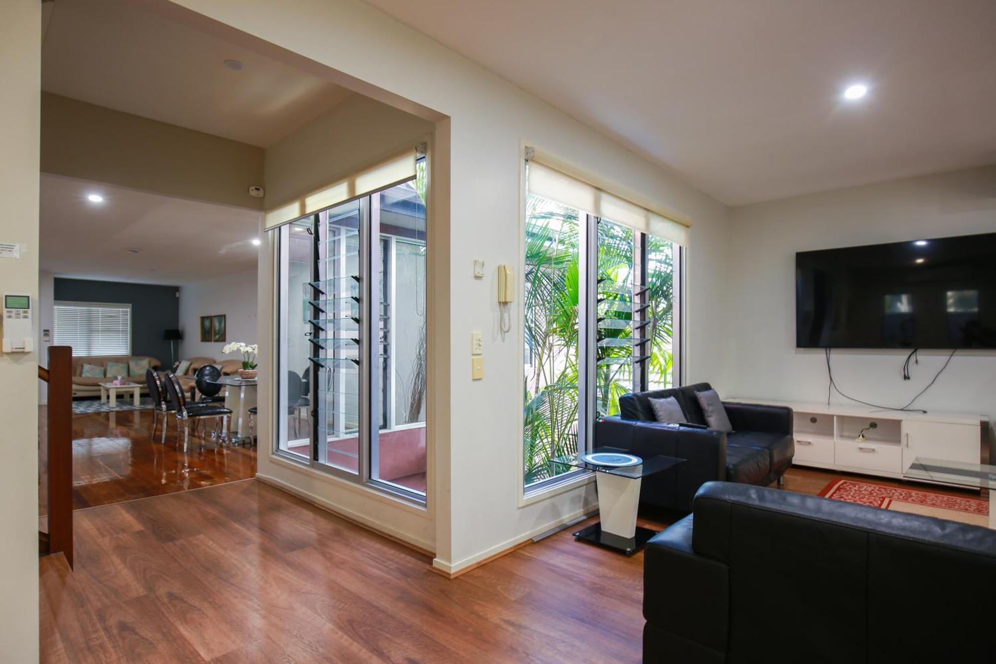 The Palm In Heart Of Surfers Paradise *