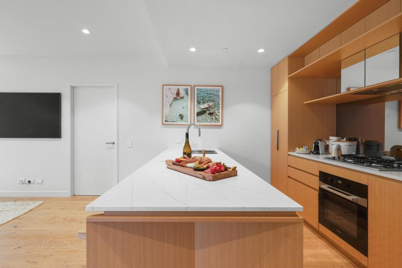 Deluxe Palm Getaway Apartment *