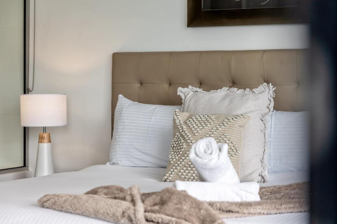 Luxury Living At The Oracle *