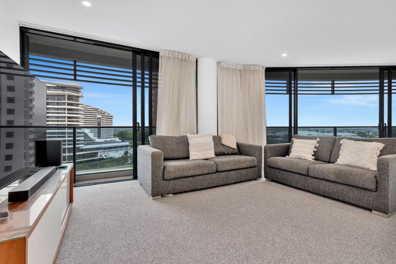 Luxury Living At The Oracle Apartment *