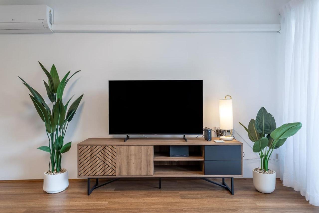 Coastal Comfort - Steps From The Gold Coast