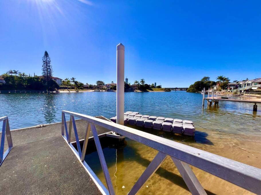 Villa Waterfront Family House With Pool, Bbq