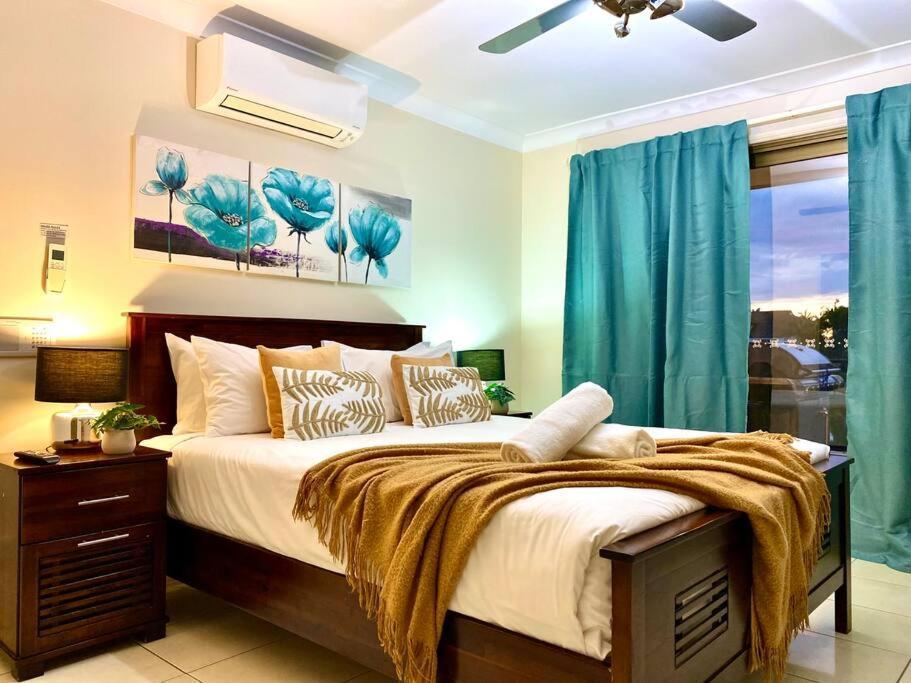 Villa Waterfront Family House With Pool, Bbq