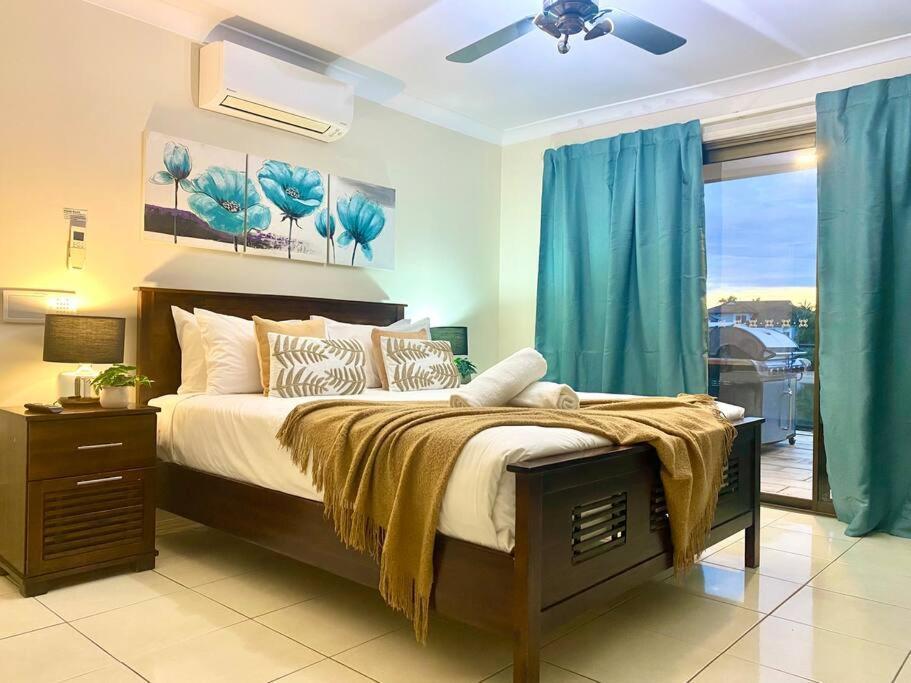 Villa Waterfront Family House With Pool, Bbq