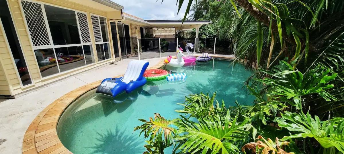 6 Bedroom House With Pool