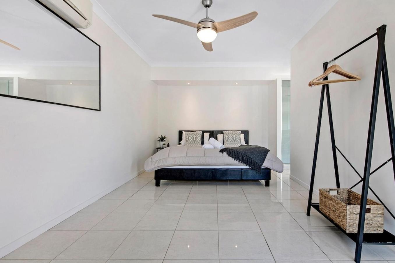 Sandy Shores - Large Family Retreat * Gold Coast