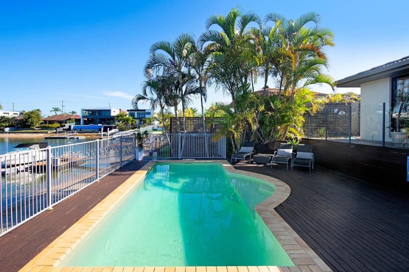 Sandy Shores - Large Family Retreat Gold Coast