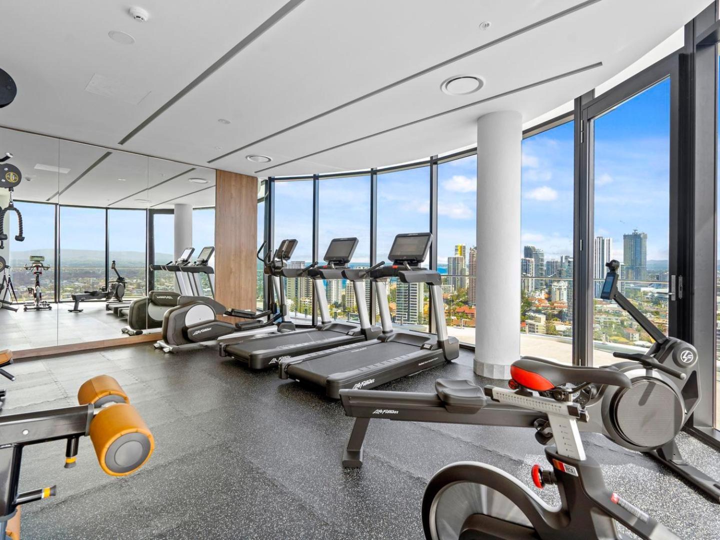 Modern 2-bedroom Private On Floor In Broadbeach Apartment *