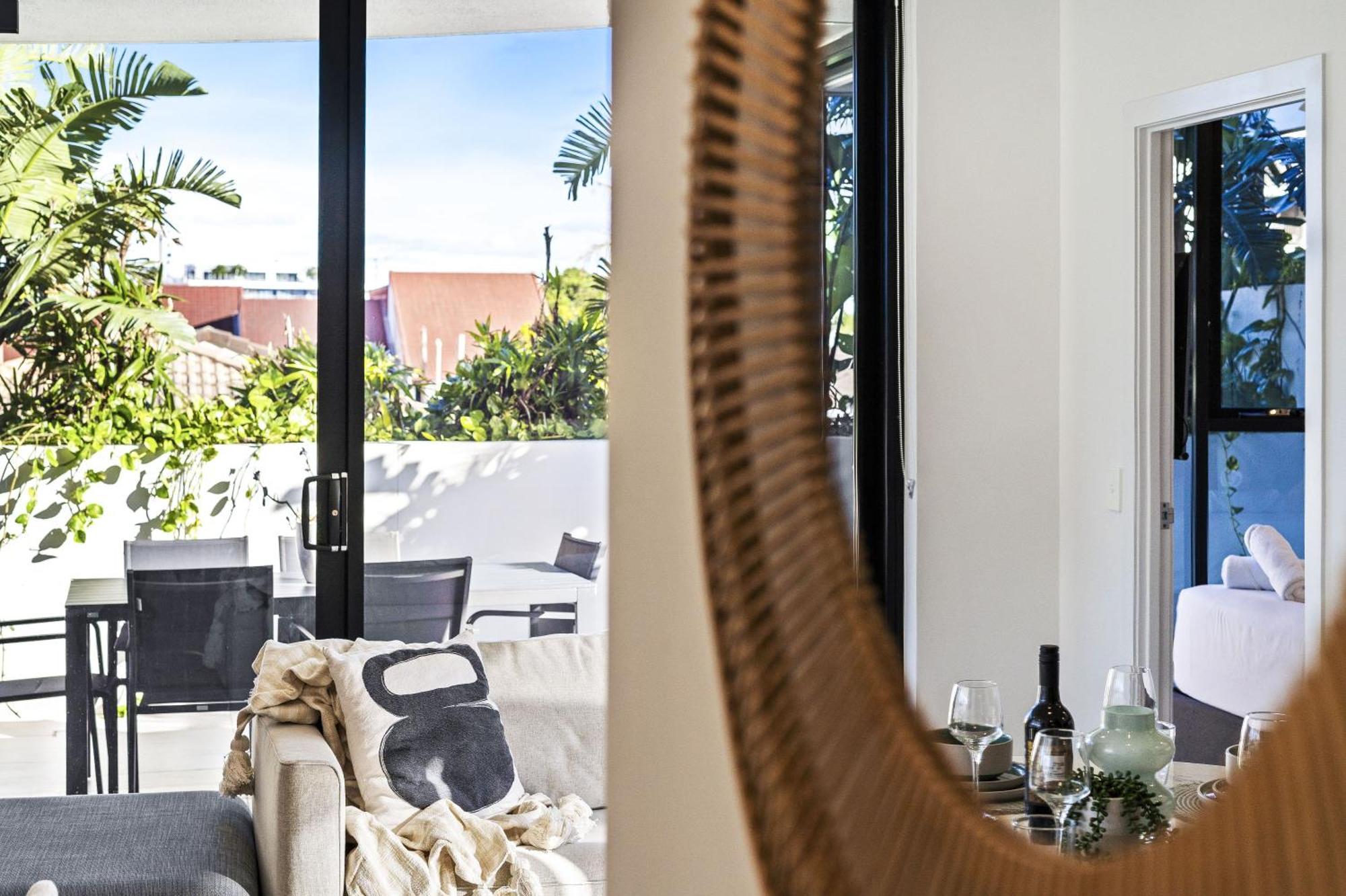 Modern 2-bedroom Private On Floor In Broadbeach Apartment Gold Coast