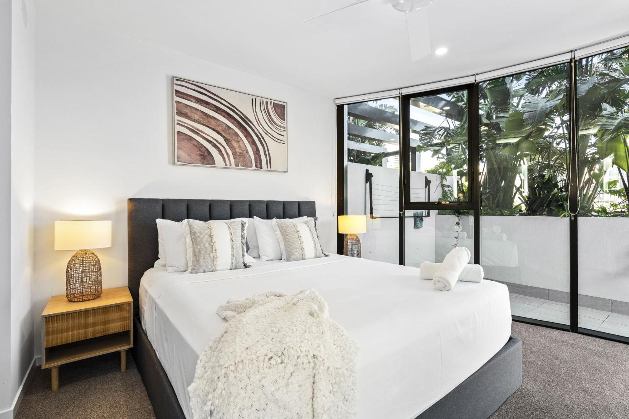 Modern 2-bedroom Private On Floor In Broadbeach