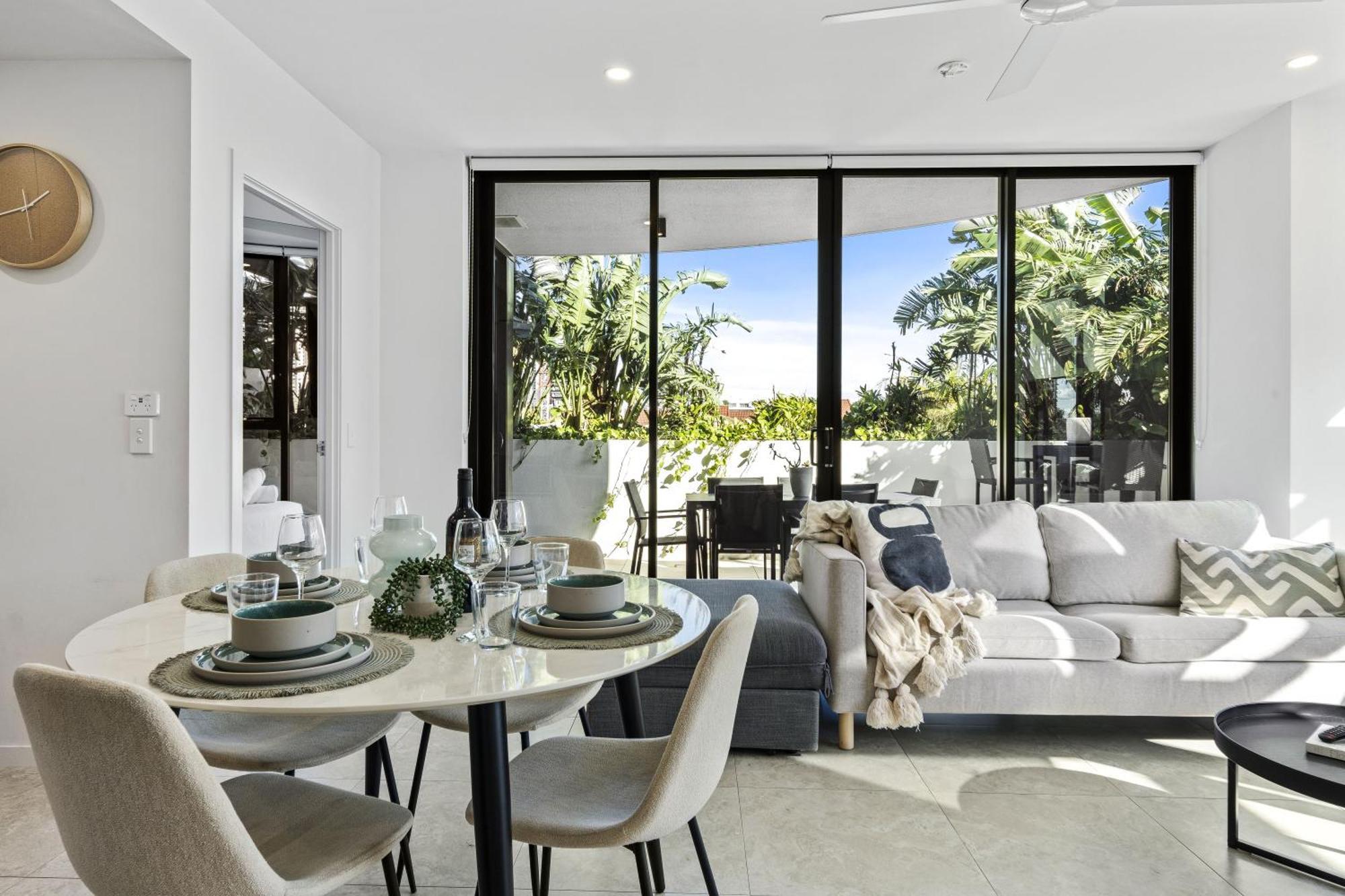 Modern 2-bedroom Private On Floor In Broadbeach Apartment