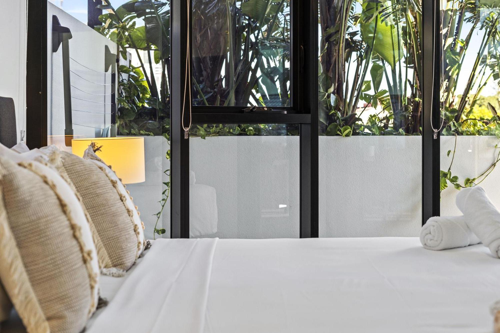 Modern 2-bedroom Private On Floor In Broadbeach Apartment *