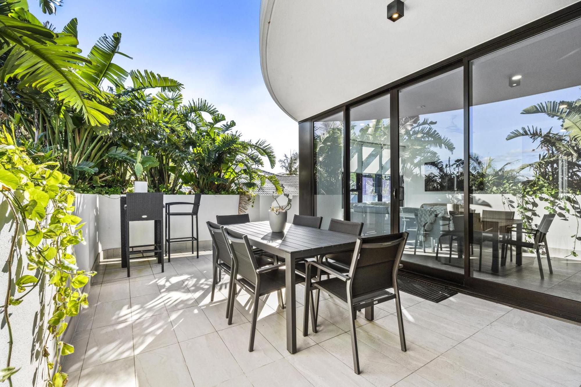 Modern 2-bedroom Private On Floor In Broadbeach Apartment Gold Coast
