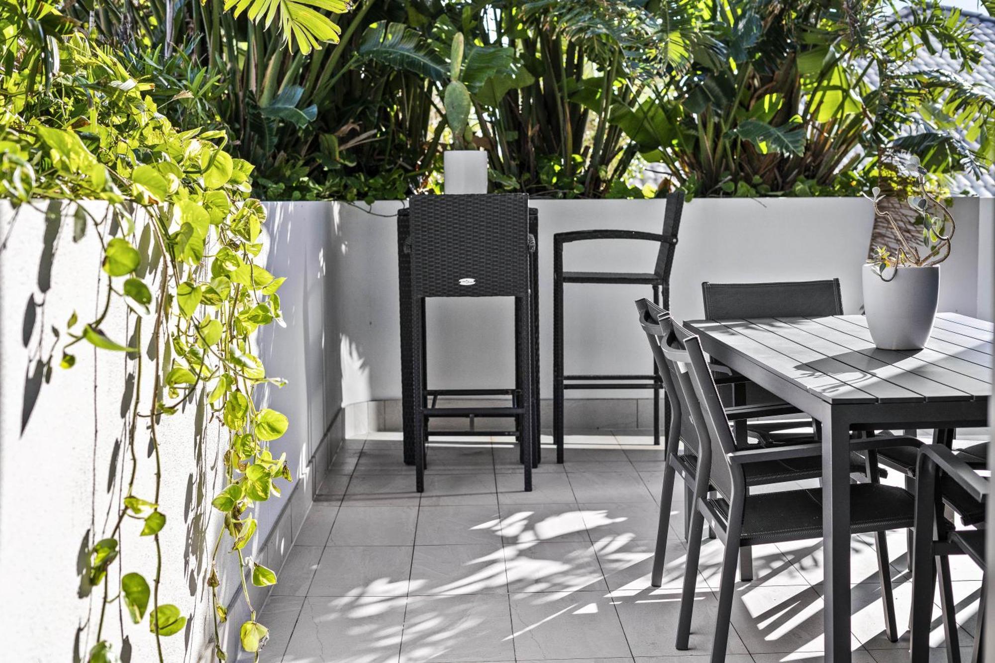 Modern 2-bedroom Private On Floor In Broadbeach Apartment