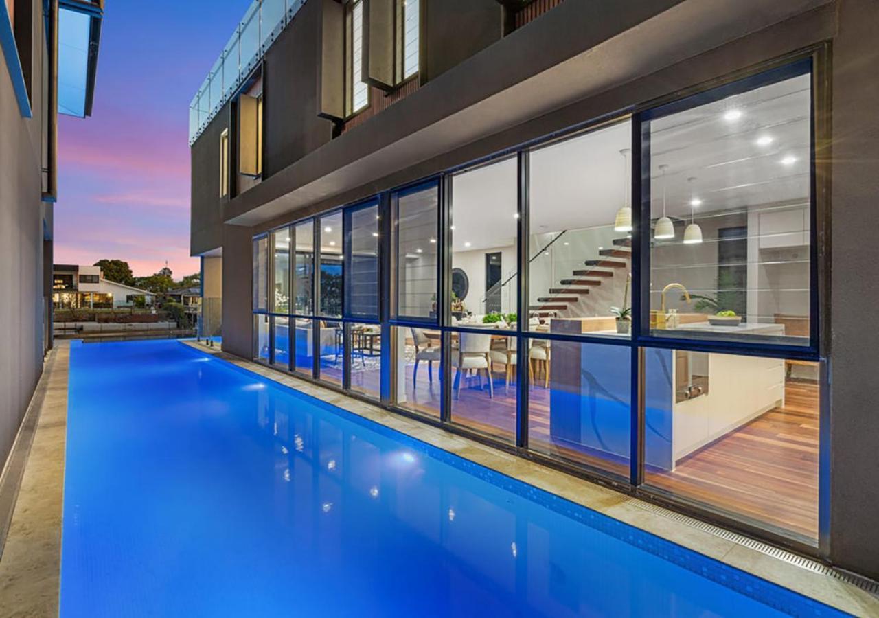 Brand New Modern 8 Bedroom In City Centre - Heated Modern Infinity Pool *