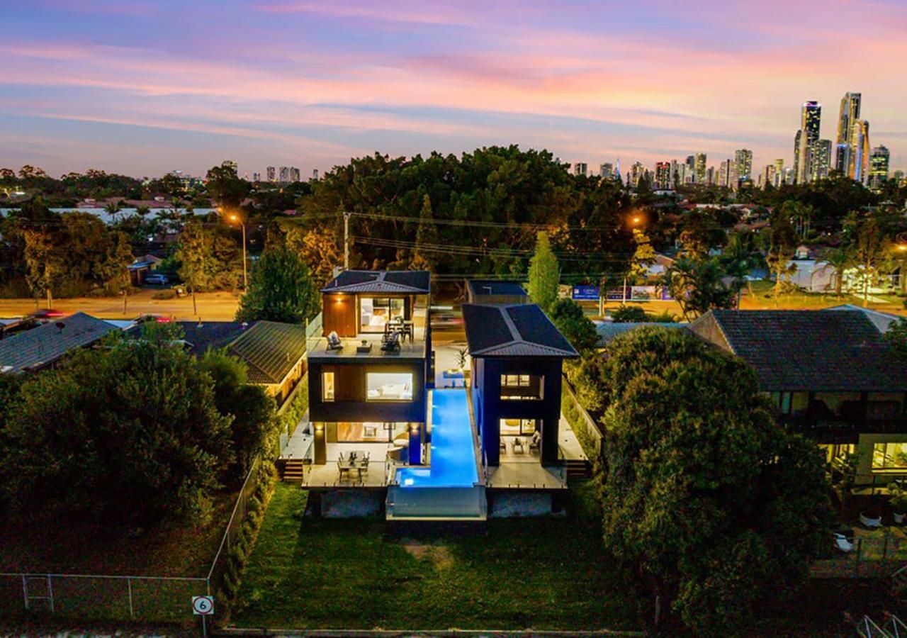 Brand New Modern 8 Bedroom In City Centre - Heated Modern Infinity Pool Gold Coast