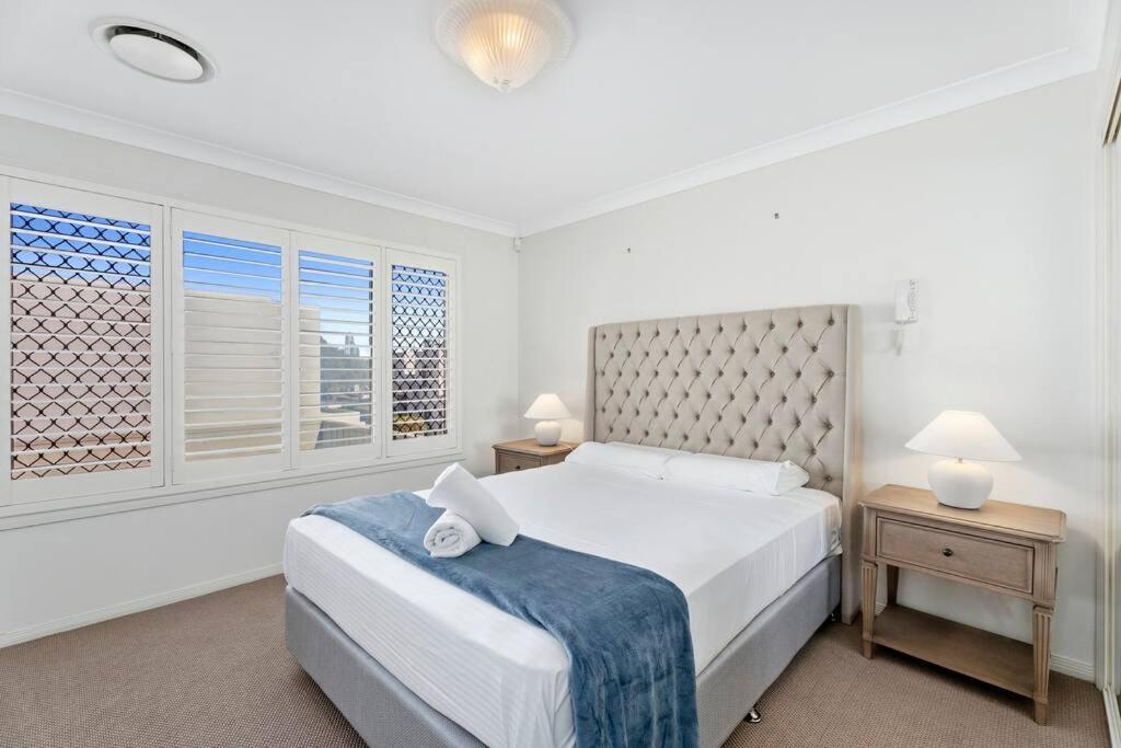 Entire In Southport Parade Southport Villa Gold Coast