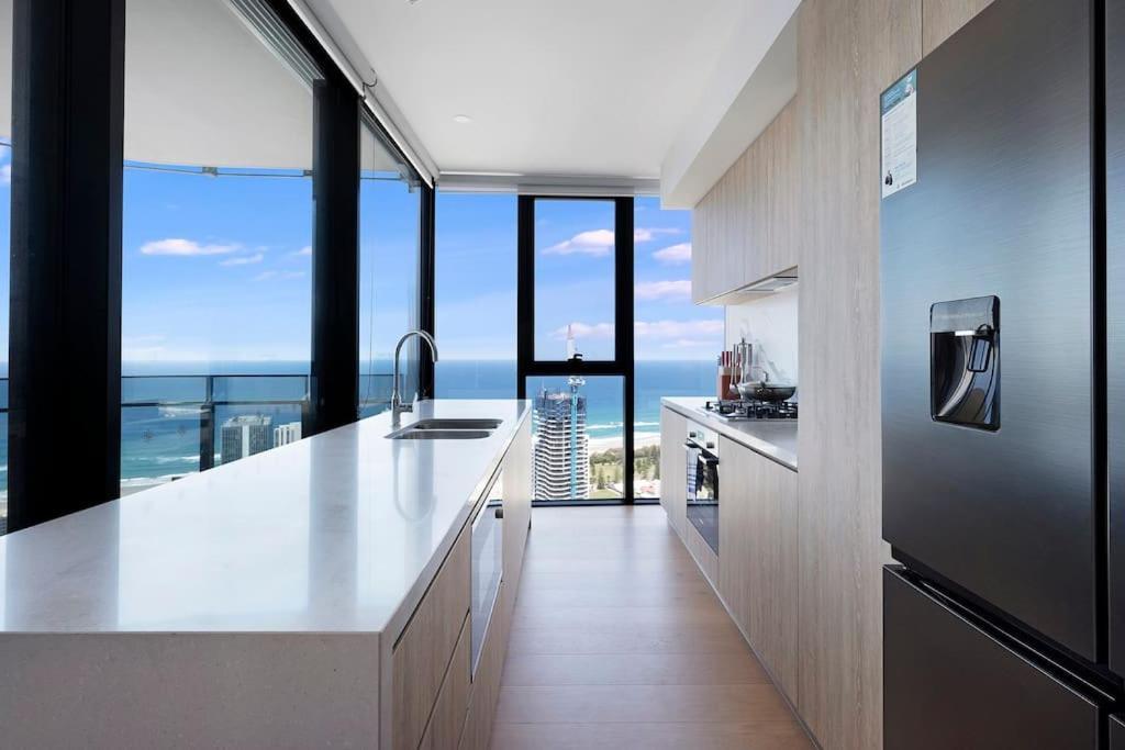 Million Dollar Ocean View Free Car Park 3br In Broadbeach, Australia *