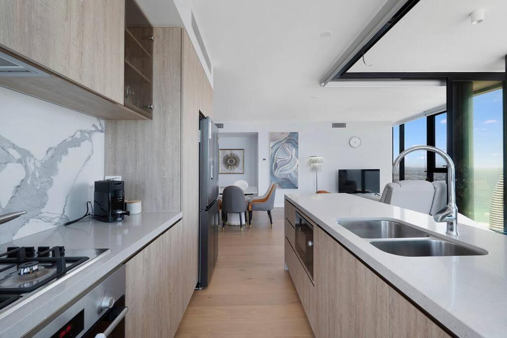 Apartment Million Dollar Ocean View Free Car Park 3br In Broadbeach, Australia