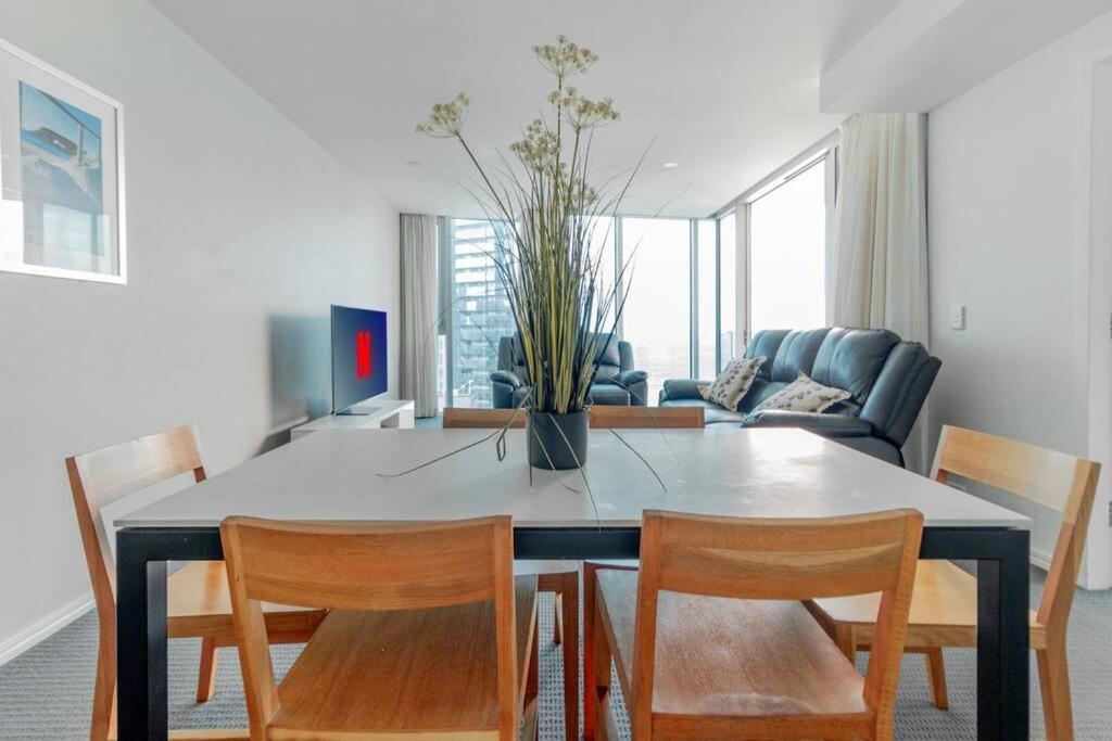 Panoramic Views At Orchid Avenue Apartment