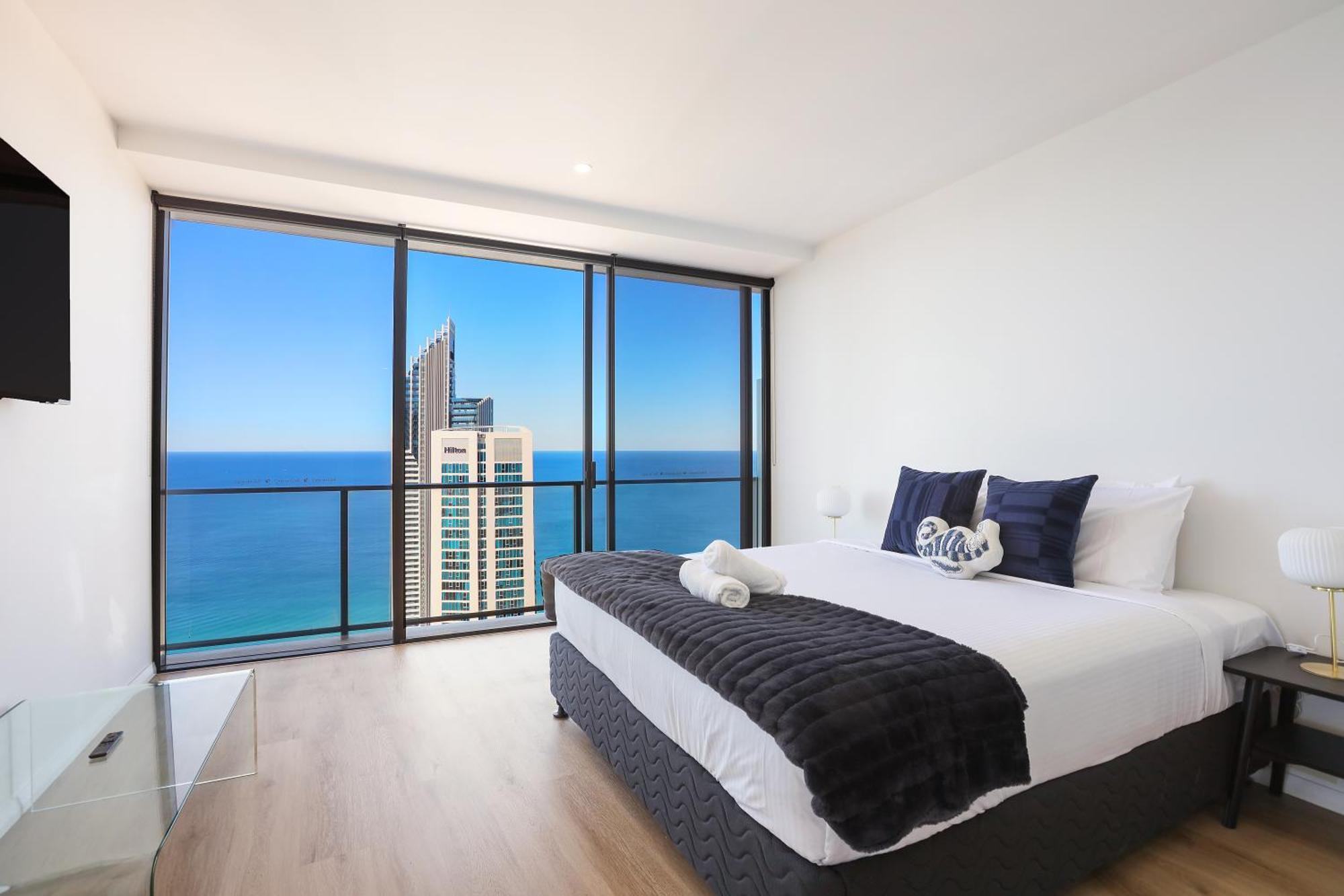 Apartment Circle On Cavill 60fl 3 Brm With Amazing View!