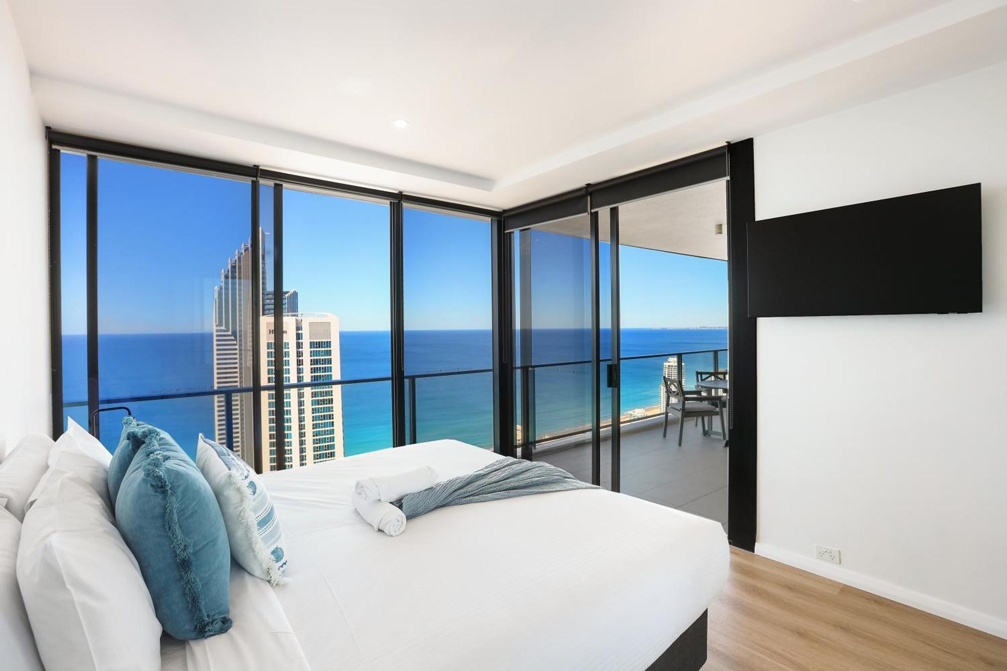 Apartment Circle On Cavill 60fl 3 Brm With Amazing View!