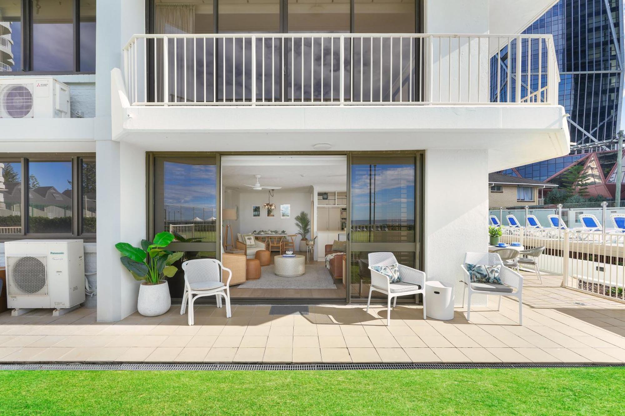 Front Oasis With Private Courtyard Gold Coast