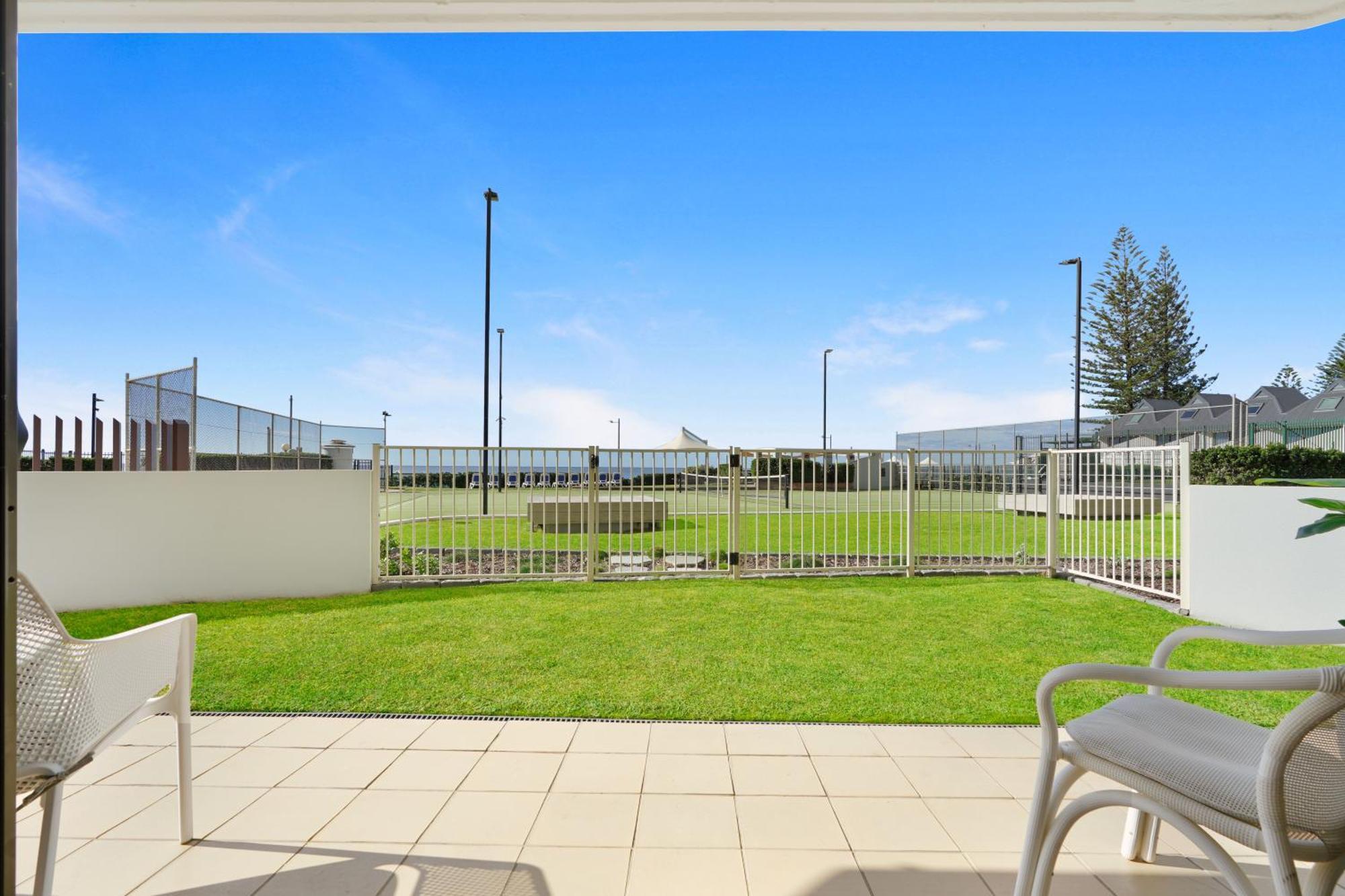 Front Oasis With Private Courtyard *