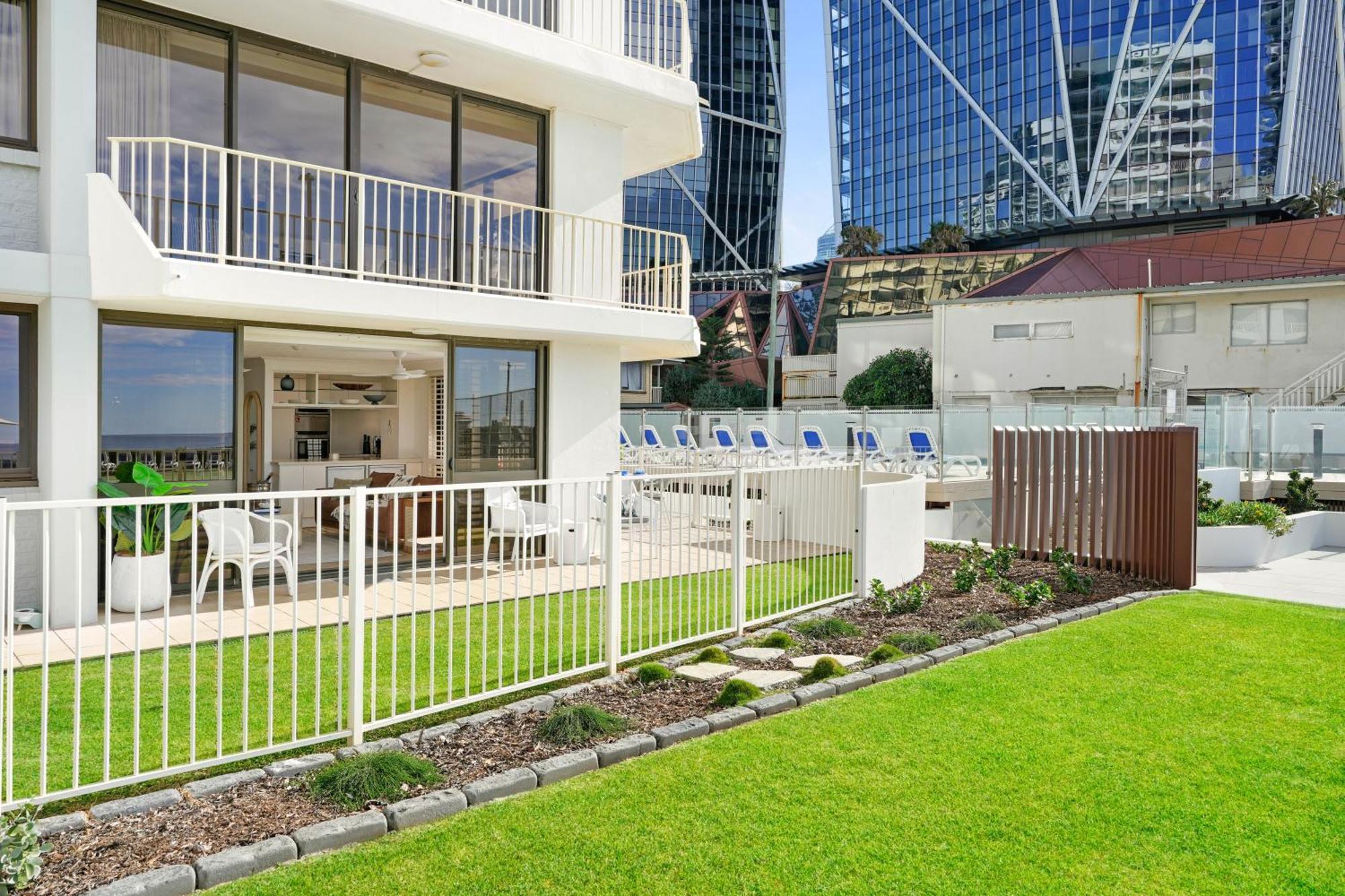Front Oasis With Private Courtyard Apartment