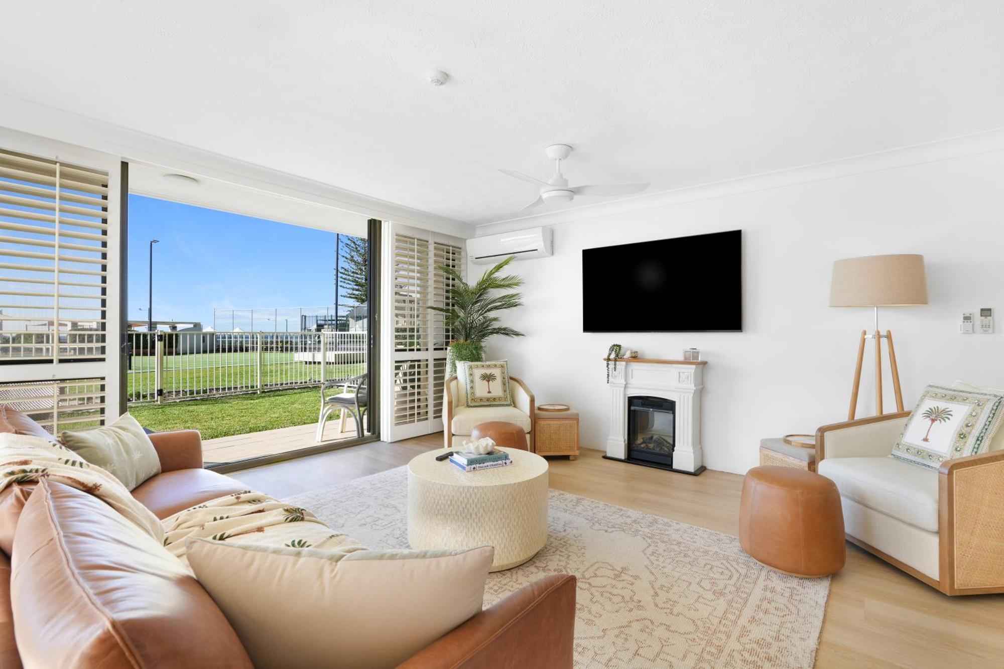 Front Oasis With Private Courtyard *