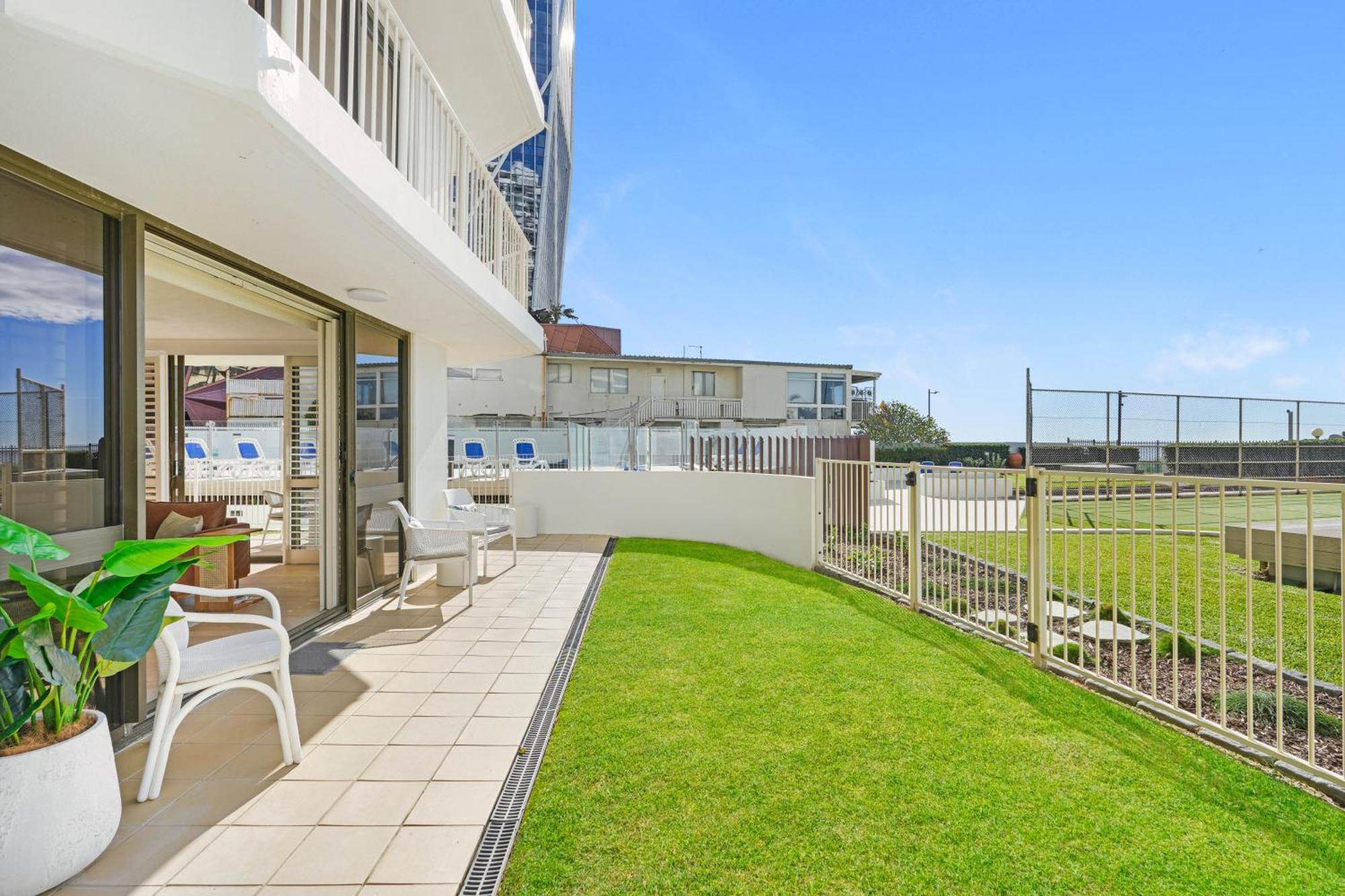 Front Oasis With Private Courtyard Apartment *