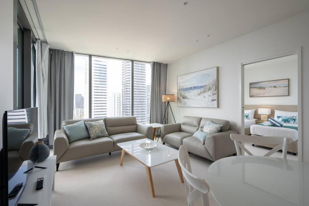 Broadbeach Luxury Seaview 2br