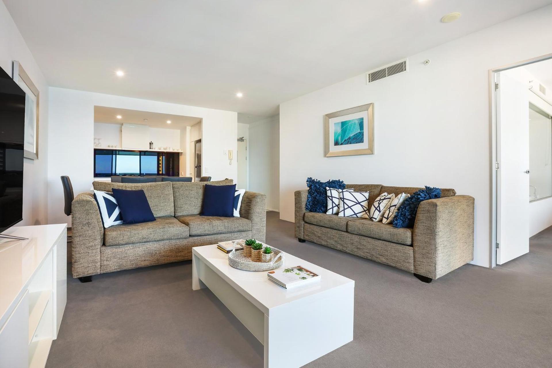 Apartment Circle On Cavill 2, 3, 4 & 5 Bedroom Skyhomes & Sub Penthouses By Holidays *