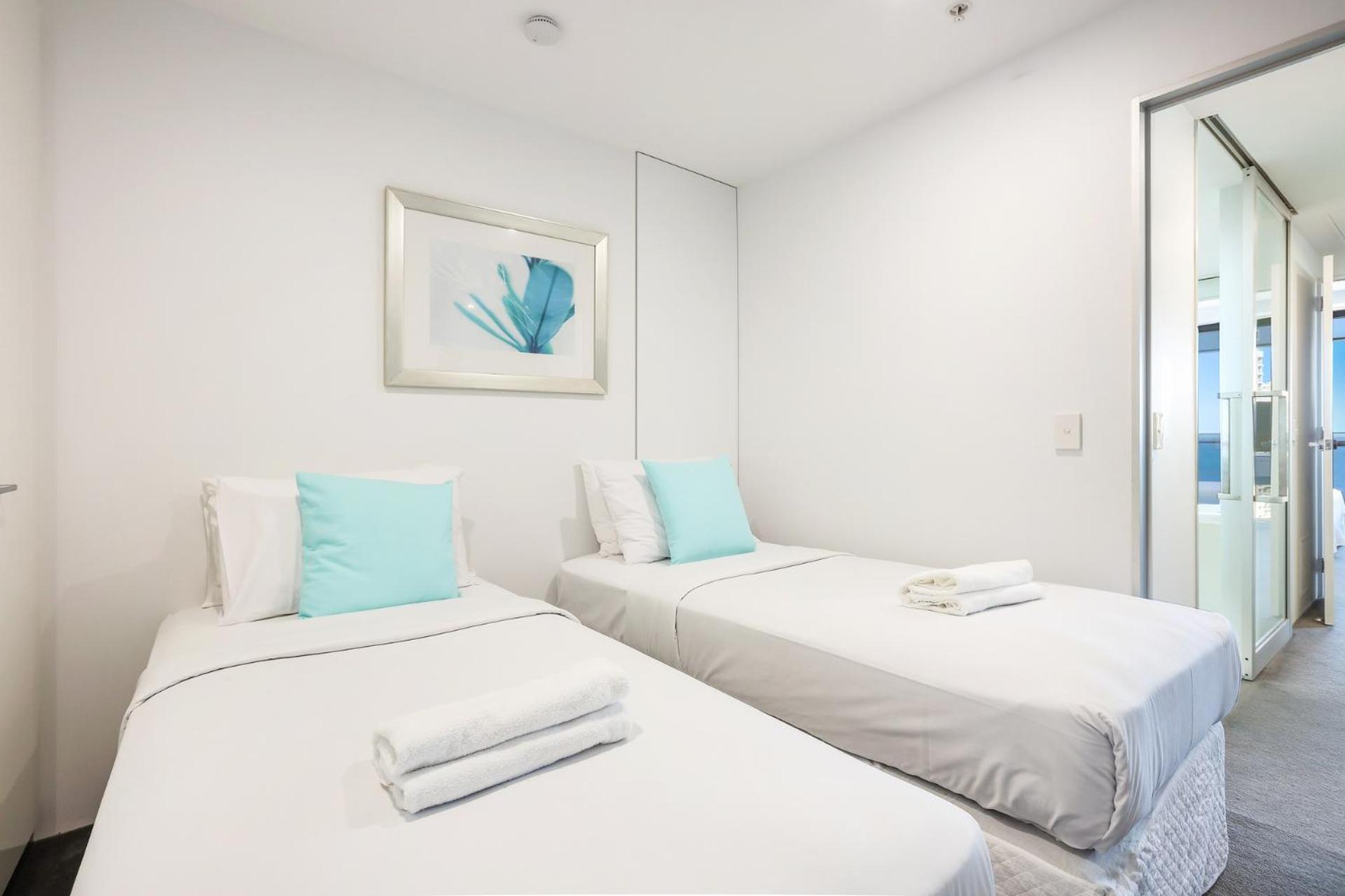 Apartment Circle On Cavill 2, 3, 4 & 5 Bedroom Skyhomes & Sub Penthouses By Holidays *