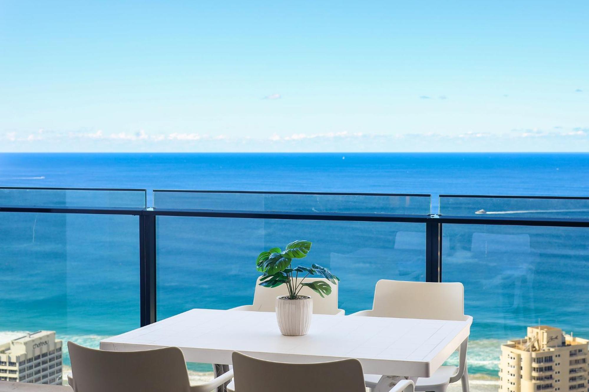 Apartment Circle On Cavill 2, 3, 4 & 5 Bedroom Skyhomes & Sub Penthouses By Holidays Gold Coast