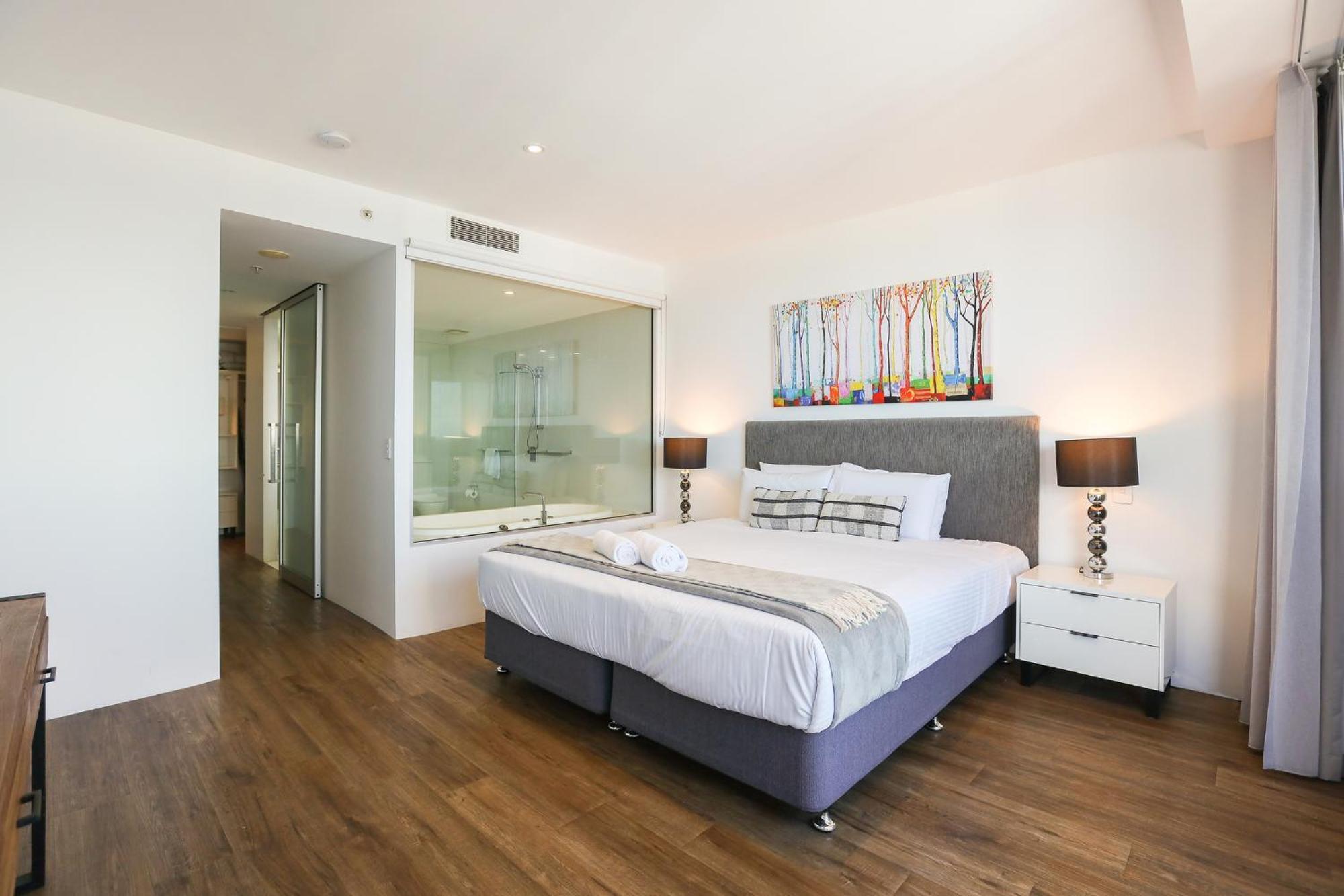 Apartment Circle On Cavill 2, 3, 4 & 5 Bedroom Skyhomes & Sub Penthouses By Holidays *