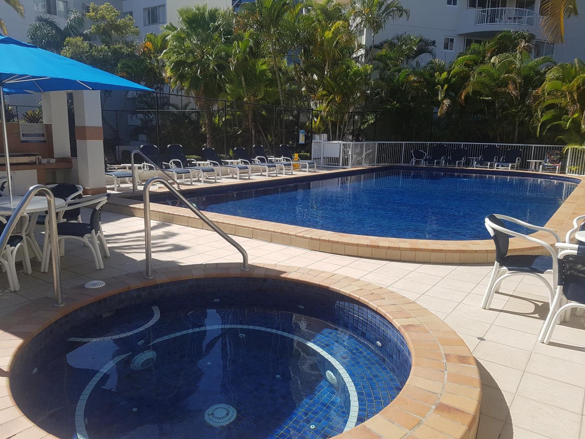 Surfers/broadbeach Pool View. Free Parking & Wifi Apartment