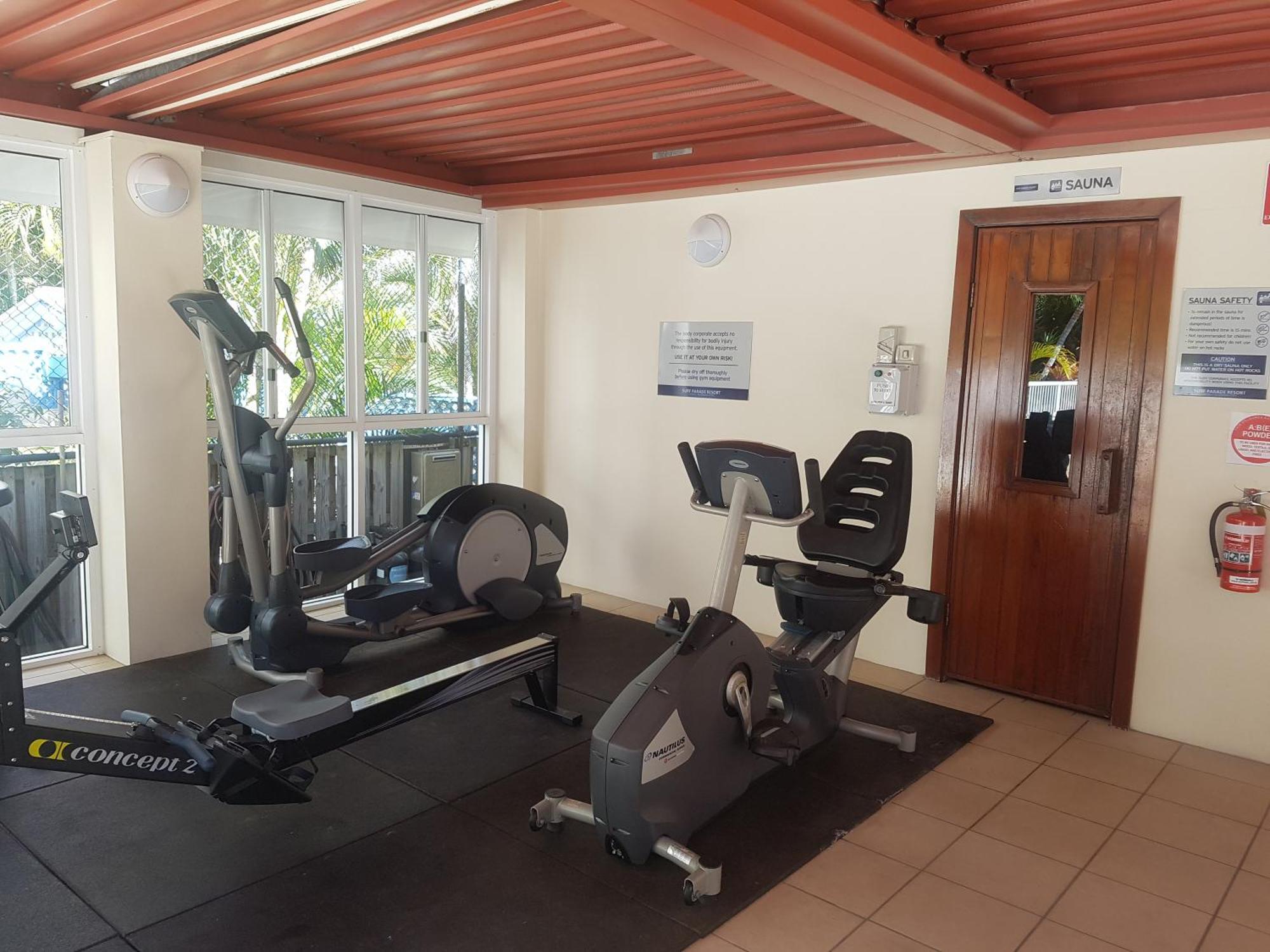 Surfers/broadbeach Pool View. Free Parking & Wifi Apartment