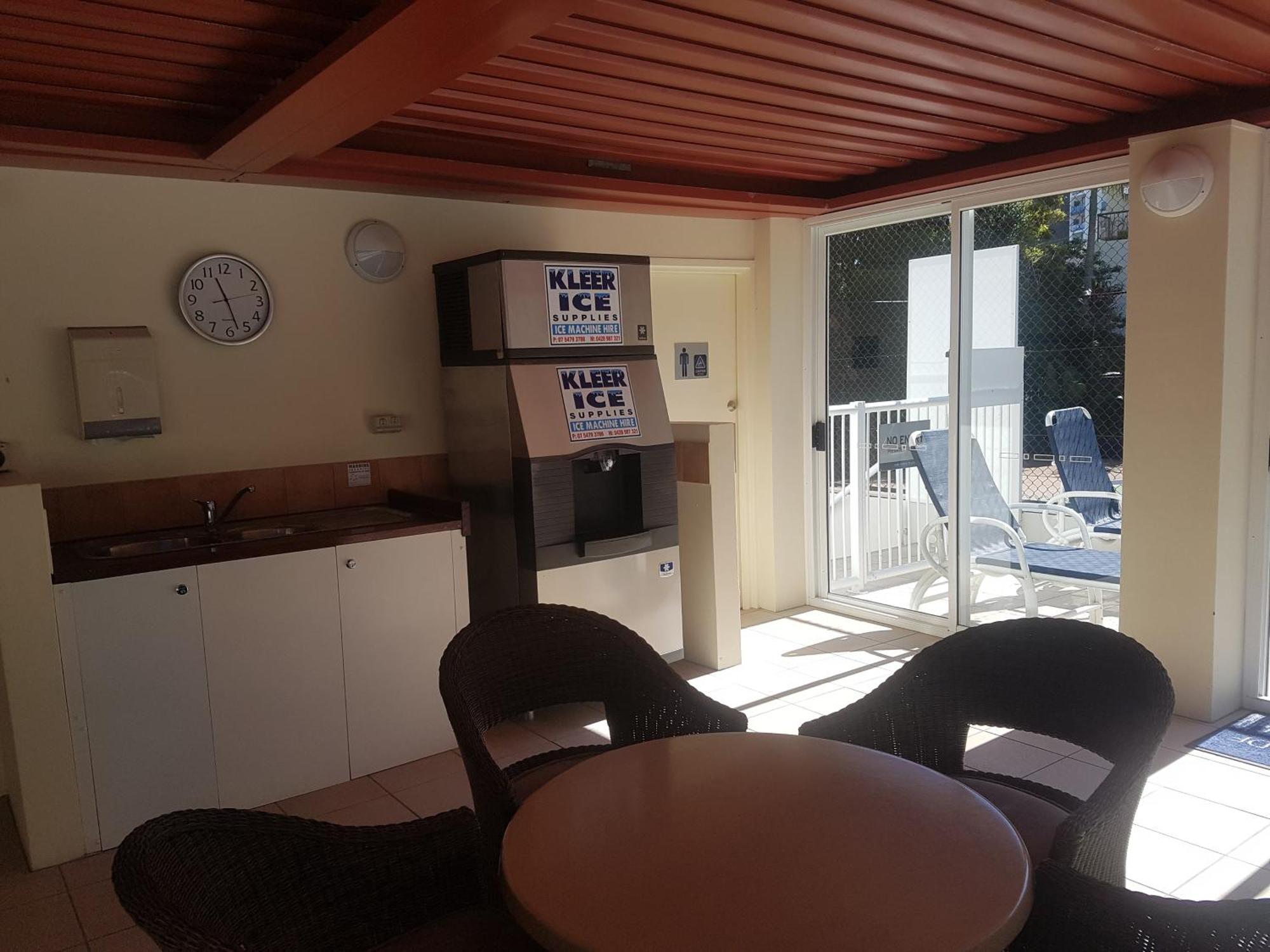 Surfers/broadbeach Pool View. Free Parking & Wifi Apartment *