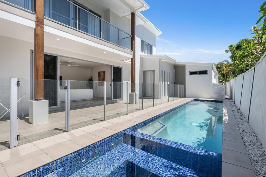 Prime Burleigh Location *
