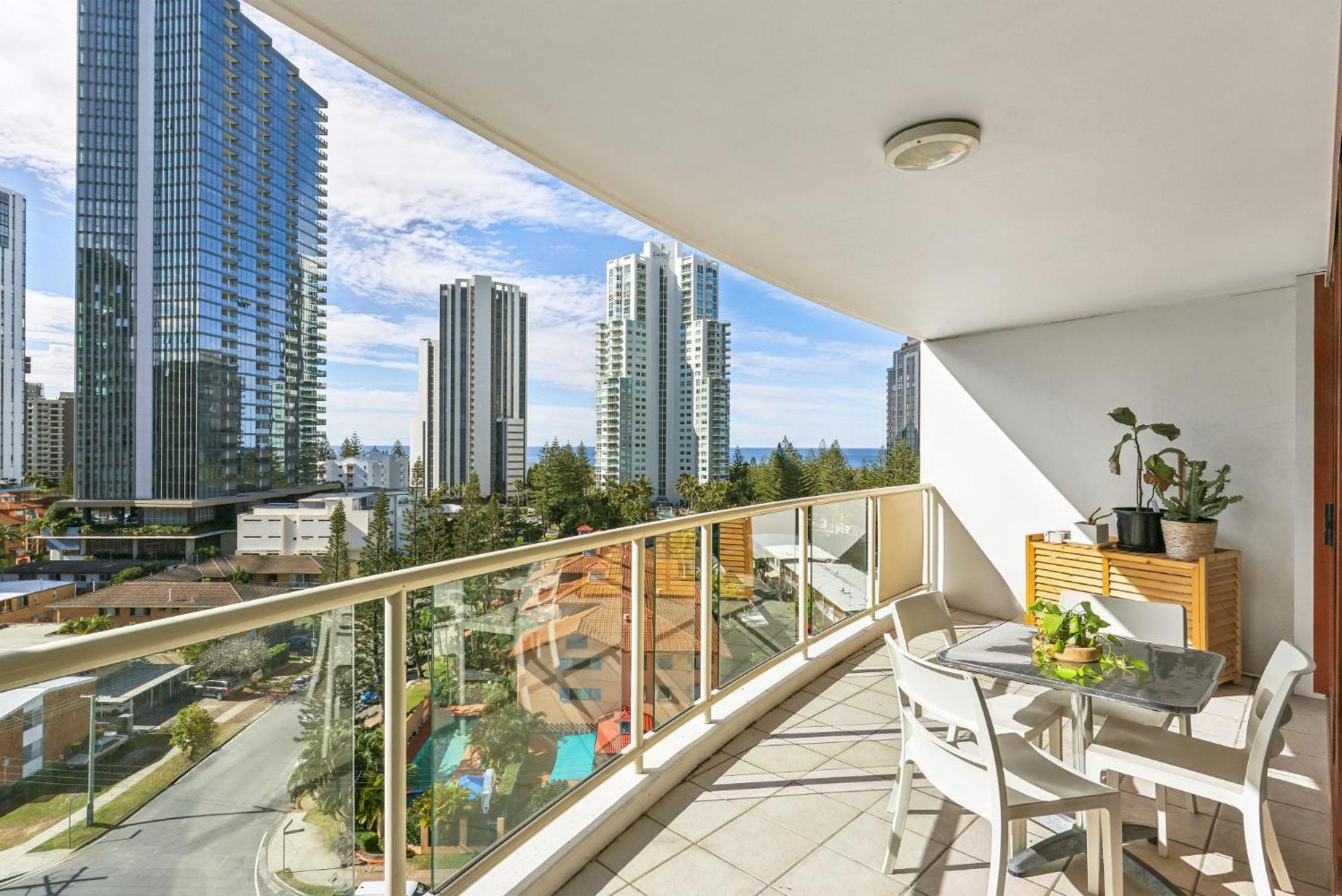 Spacious 1-bed With Pool & Sauna In Broadbeach *