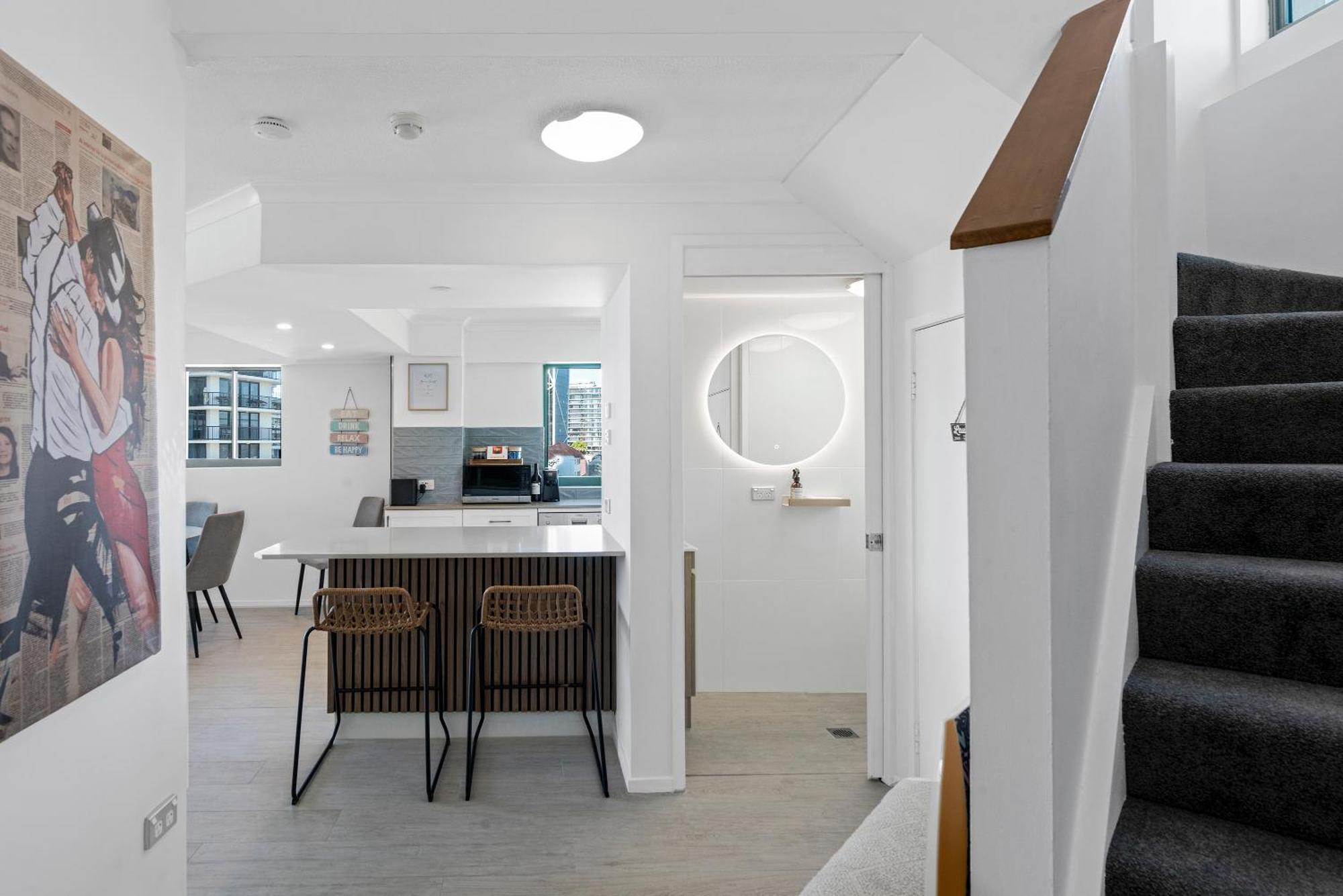 Floor Unit With Access *