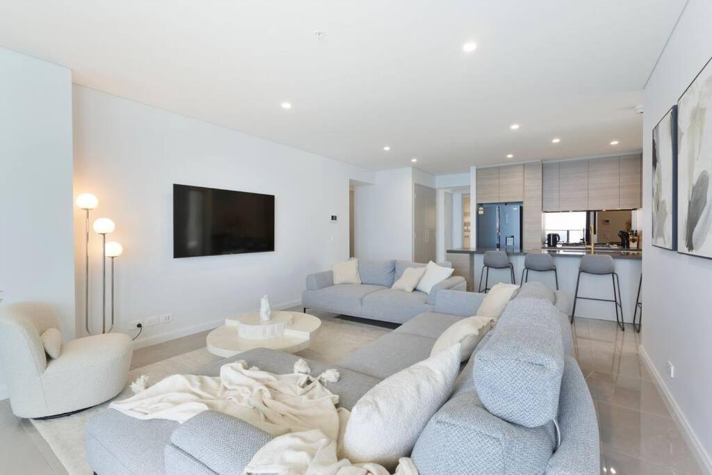Front Sky - Floor 35 * Gold Coast