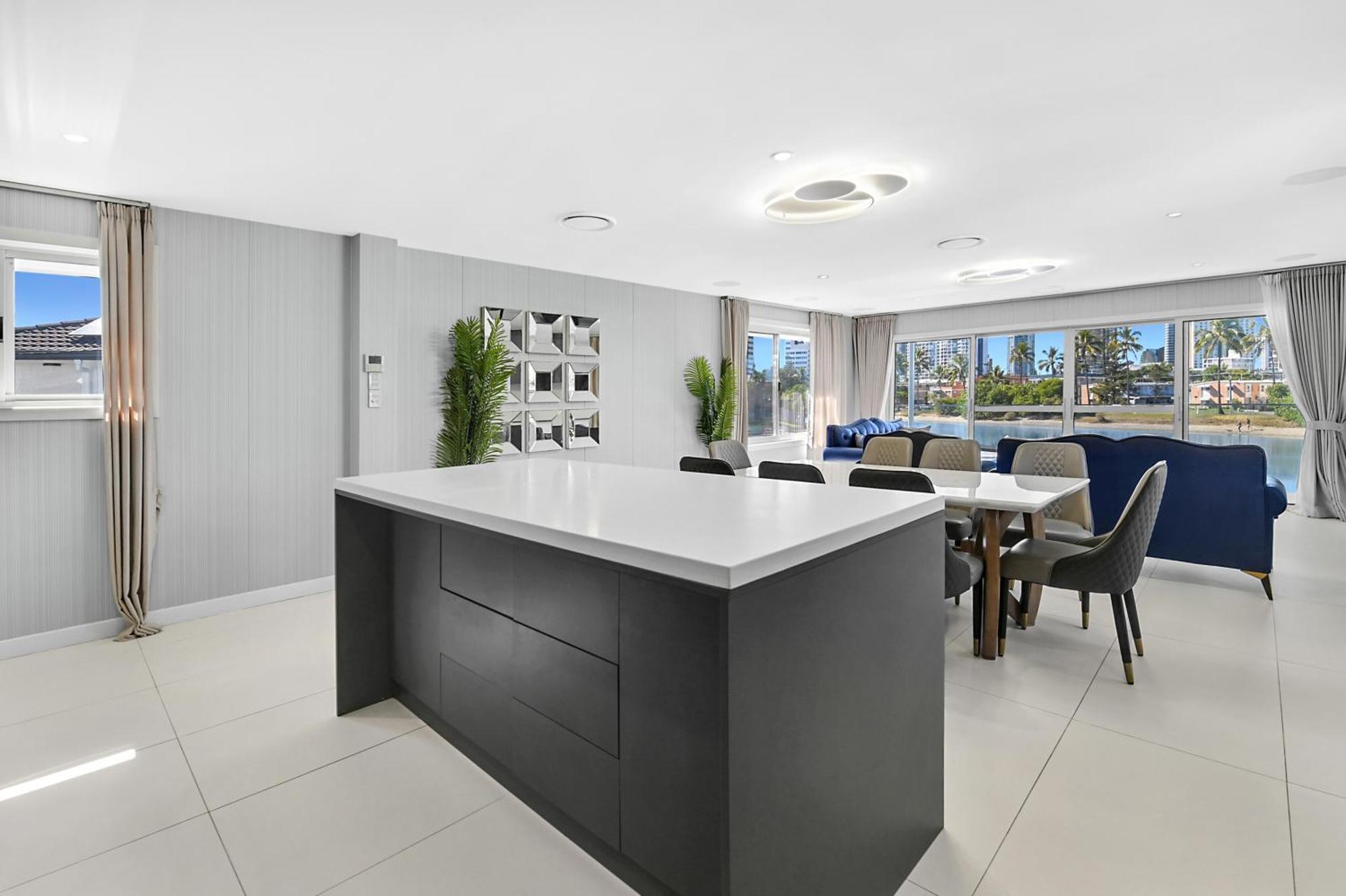 Riverside 4 Bedroom House Unit In Surfers Paradise *