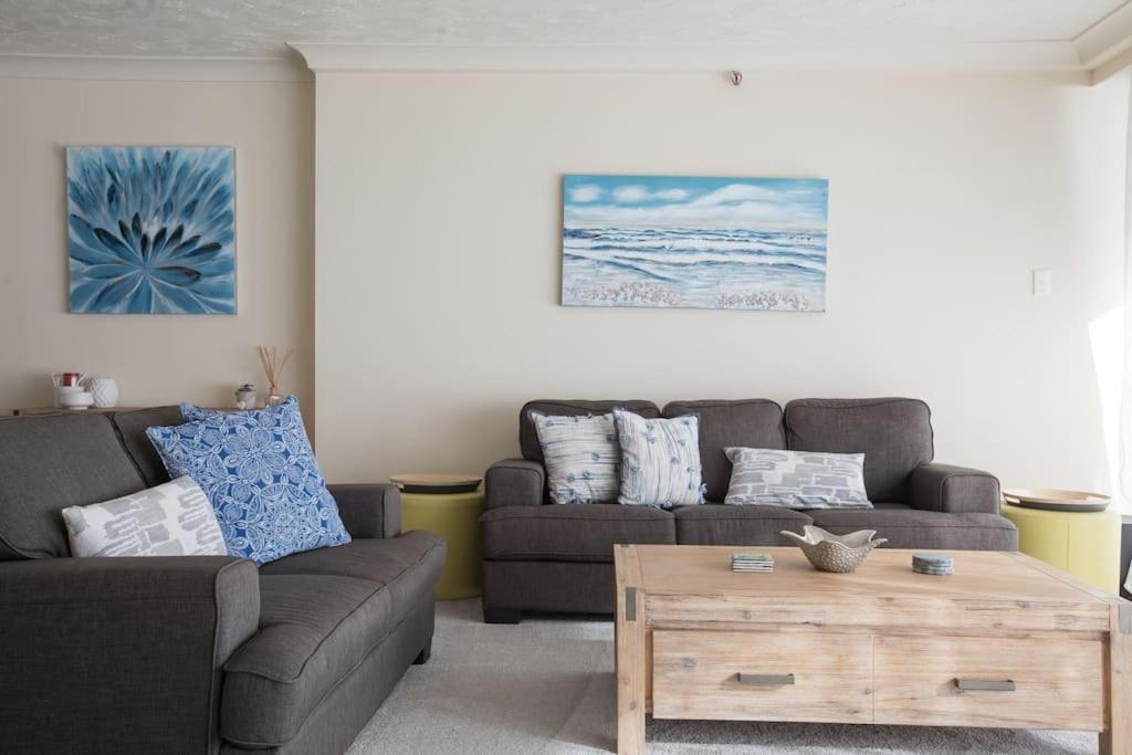 Apartment 2br Beachfront Family Friendly Surfers Gold Coast